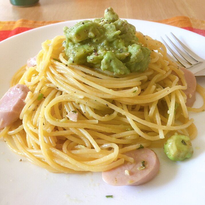 簡単これ旨❗️お魚ソーセージとアボカドのパスタ